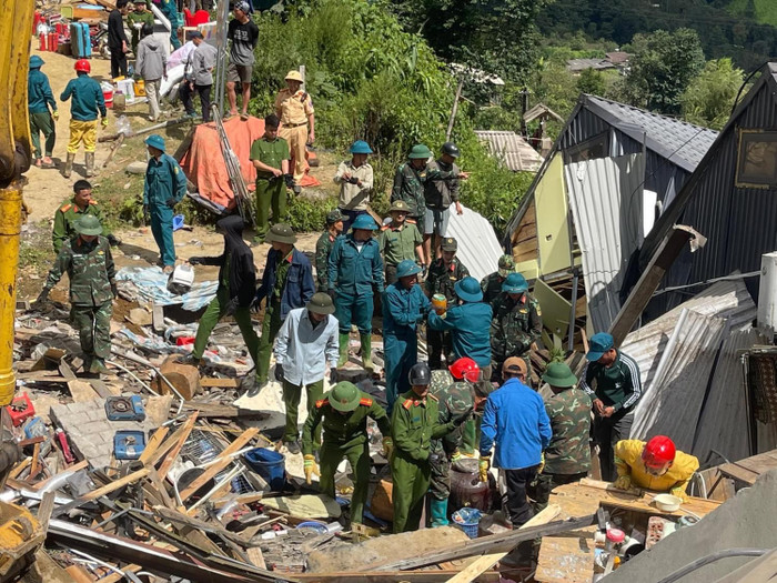 Sau khi nắm được cấp ủy, chính quyền và các lực lượng chức năng của huyện Bắc Yên đã có mặt tại hiện trường, khẩn trương triển khai công tác cứu hộ, cứu nạn, khắc phục hậu quả vụ sạt lở và thăm hỏi, chia buồn với gia đình nạn nhân.