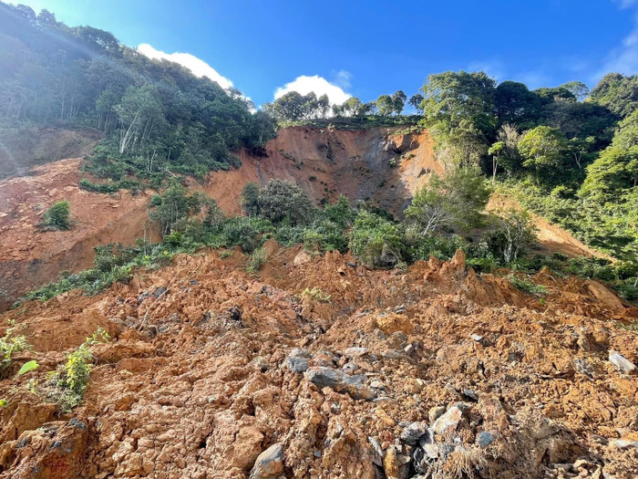 Hiện trường vụ sạt lở kinh hoàng