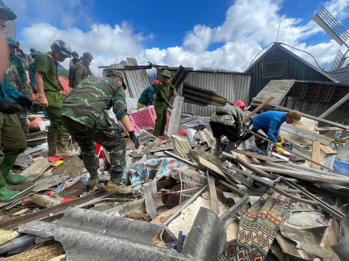 Cung trượt dài đến hàng trăm mét, trượt từ trên đỉnh núi xuống, vùi lấp toàn bộ homestay.