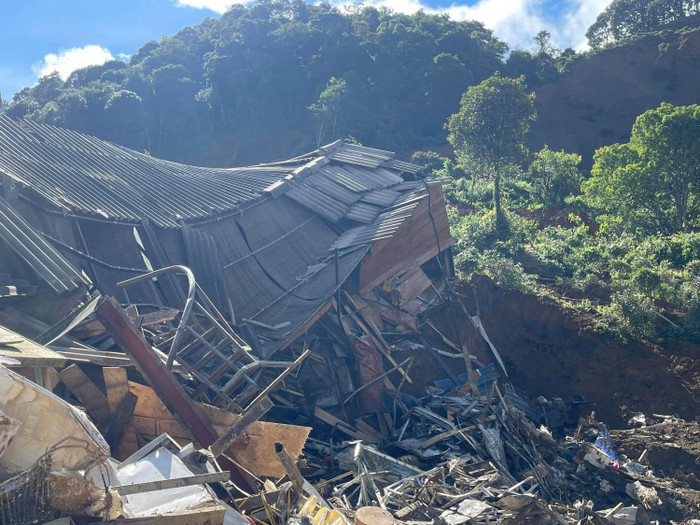 Hậu quả của vụ sạt lở đã khiến bà Đ.H.G (32 tuổi, vợ của chủ homestay) tử vong, 2 người khác bị thương là chồng và con của nạn nhân.