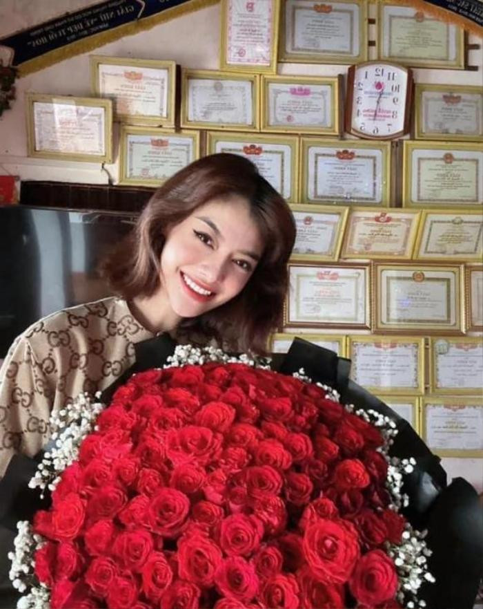 Kiều Loan khoe bó hoa đúng dịp 14/2.