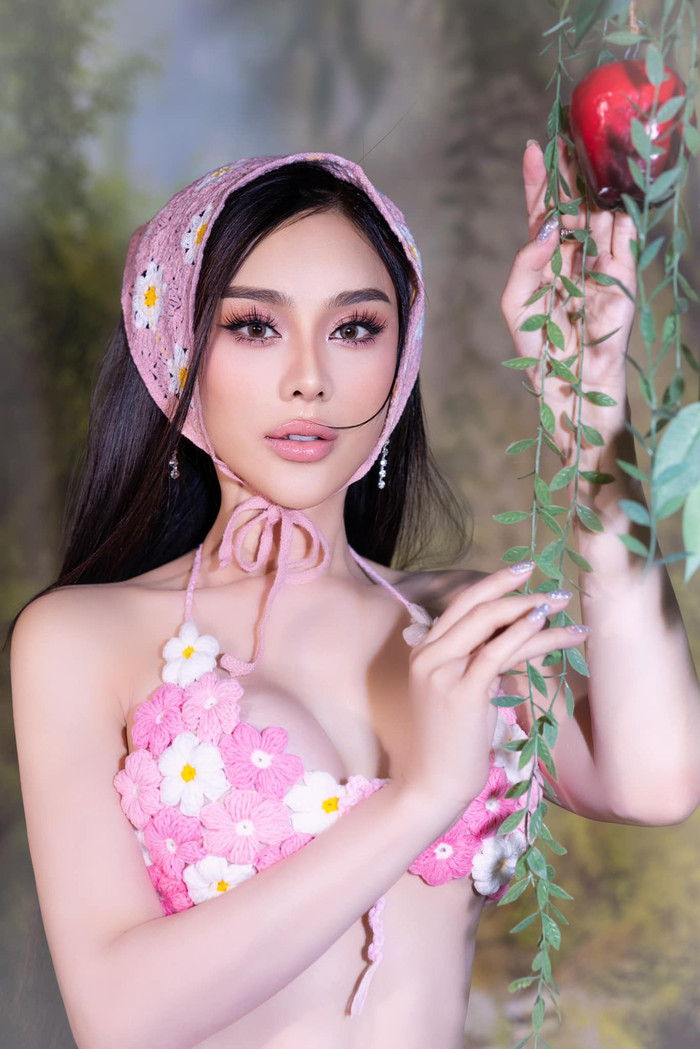 Lâm Khánh Chi lại tiếp tục mê hoặc người hâm mộ vẻ đẹp cuốn hút đến khó cưỡng trong bộ ảnh mới nhất. Nữ ca sĩ còn đính kèm dòng trạng thái đầy ngọt ngào: 'Cô gái lạc trong rừng', thu rất rất nhiều sự quan tâm.