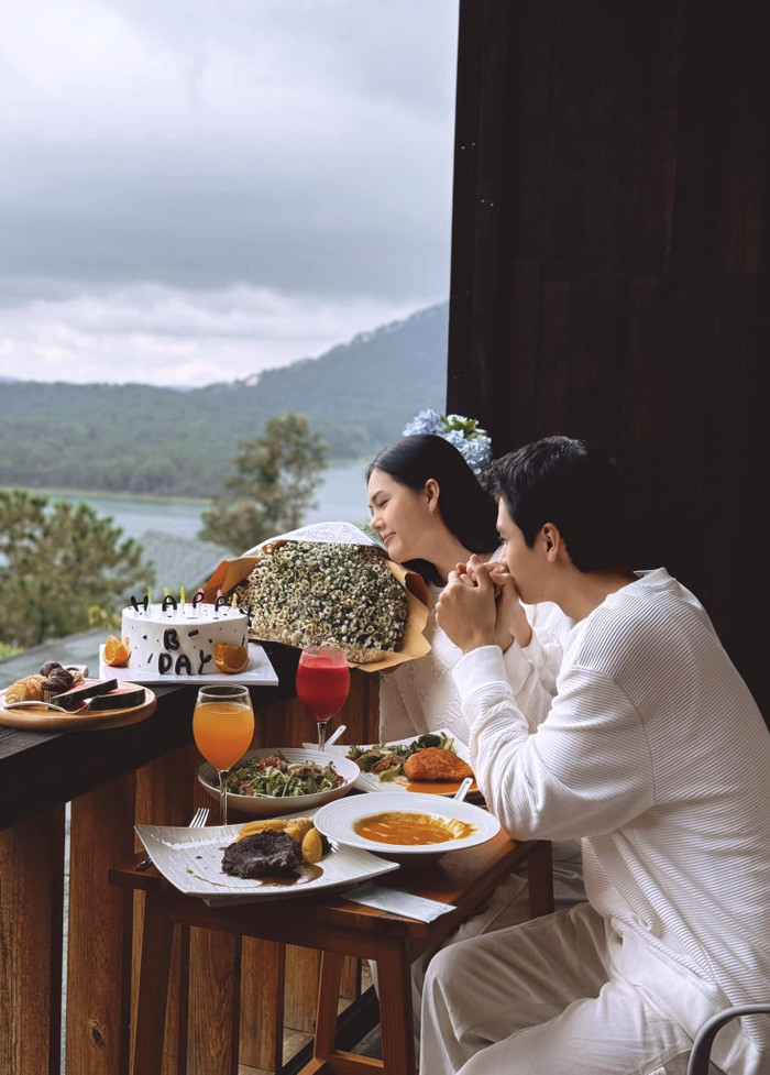 Khi ốm đau, chồng luôn túc trực bên cạnh Ngọc Trinh. Anh vừa quán xuyến công việc trong nhà vừa chăm lo cho sức khỏe của hai mẹ con cô. Thời gian qua, nàng mẫu được tẩm bổ nhiều thực phẩm giàu dinh dưỡng và tốt cho sức khỏe. Bên cạnh chế độ ăn uống, Thiên Tây còn tạo môi trường thoải mái giúp Ngọc Trinh có được tinh thần thư thái sau khi trở về nhà.  