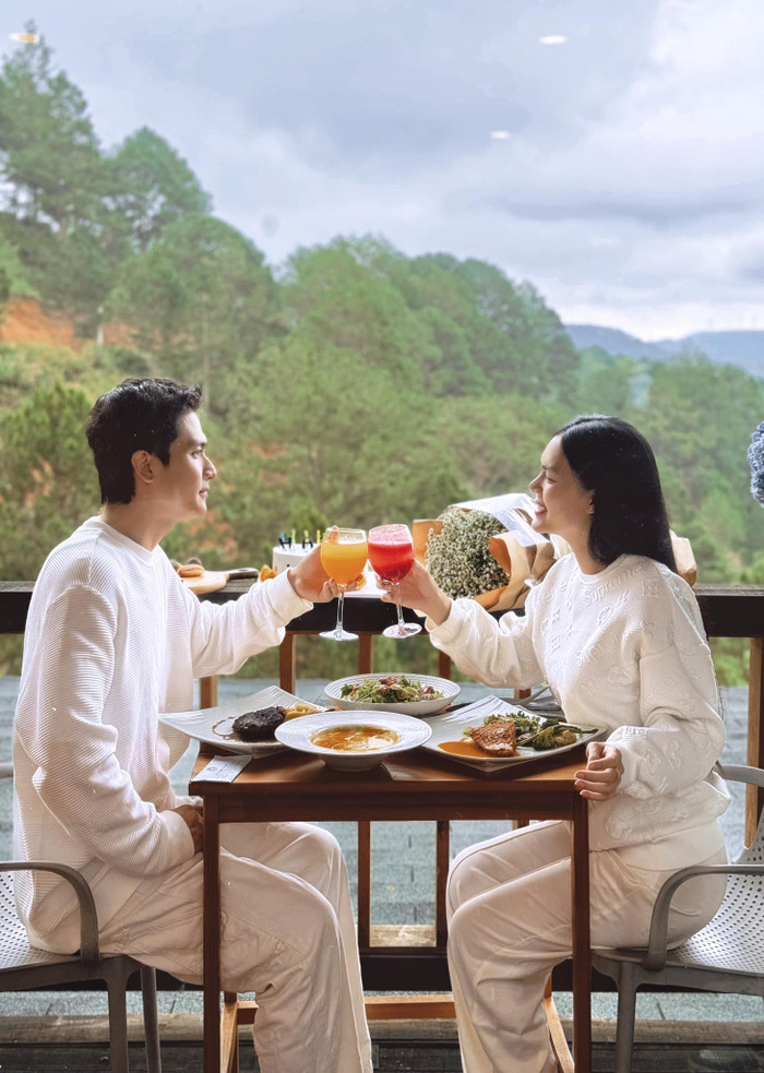 Ngọc Trinh chia sẻ: “Nếm qua những đắng cay mới biết, giản đơn là được rồi. Trải qua hưng suy mới biết, đủ là được rồi. Mục đích sống của mỗi người sẽ không ai giống ai. Có người vì tình yêu, có người vì vật chất, có người vì dung mạo, có người vì tiền đồ. Thật ra hạnh phúc thật sự không có tiêu chuẩn, chỉ cần nụ cười nhiều hơn nước mắt thì ta đã đi đúng đường rồi”.