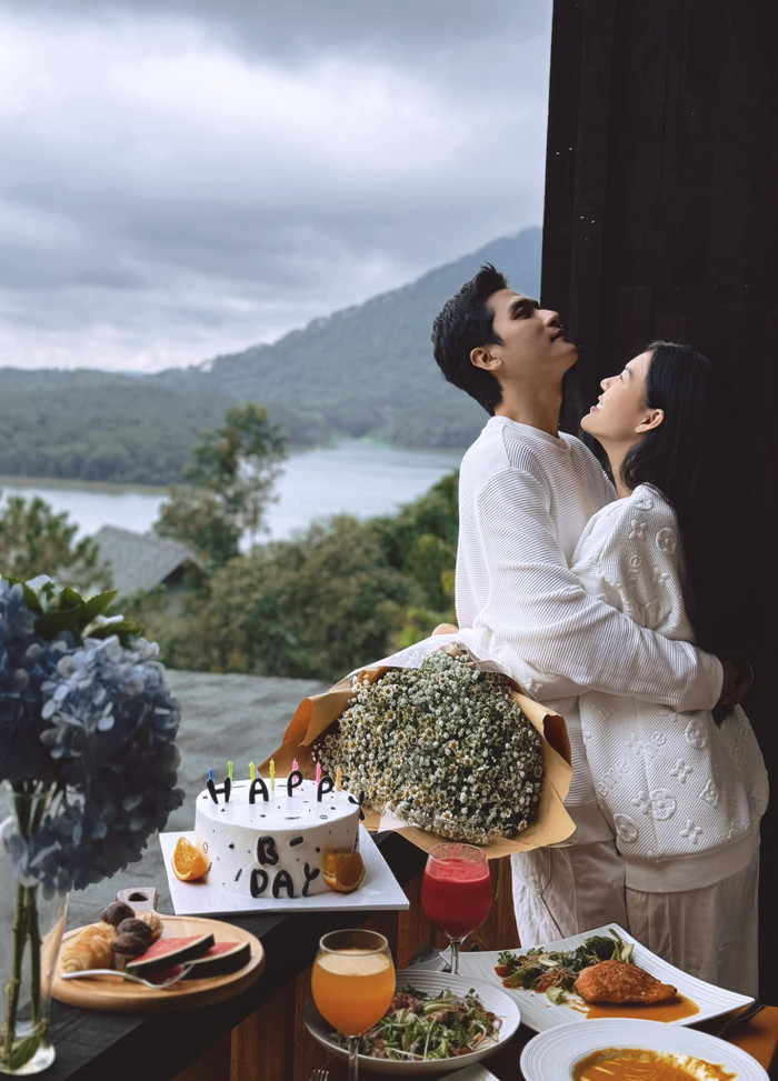 Ngọc Trinh và Thiên Tây yêu nhau từ cuối năm 2023. Người đẹp quê Cần Thơ từng tâm sự rằng chỉ khi gặp được Thiên Tây mới thực sự cảm nhận được hạnh phúc mà tình yêu mang lại. Cặp đôi chính thức công khai bản hôn thú vào hôm 01/4 và được công chúng hết lòng chúc phúc. Sau hơn ba tháng về chung một nhà, Ngọc Trinh vui mừng chia sẻ hành trình mang thai con đầu lòng. Cả quá trình thai kì của cô trải qua với sự đồng hành sát sao của chồng.  