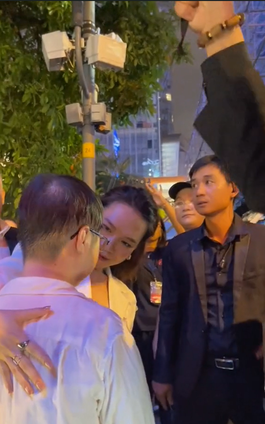 Mỹ Tâm ân cần hỏi han