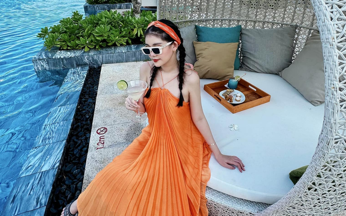 Lê Âu Ngân Anh thong thả tận hưởng chuyến đi du lịch. Ảnh: FBNV