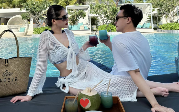 Lê Âu Ngân Anh hào hứng nói về tấm hình này: 'Chụp hai mình vẫn còn thư giãn và tình cảm thắm thiết lắm'. Ảnh: FBNV