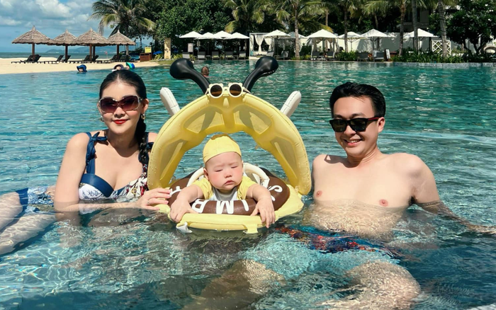 Lê Âu Ngân Anh và chồng tranh thủ chụp cùng quý tử tại bể bơi. Ảnh: FBNV