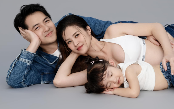 Đông Nhi và chồng cùng con gái đã thực hiện bộ ảnh để kỉ niệm cột mốc quan trọng của gia đình trước khi chào đón thành viên mới. Ảnh: FBNV