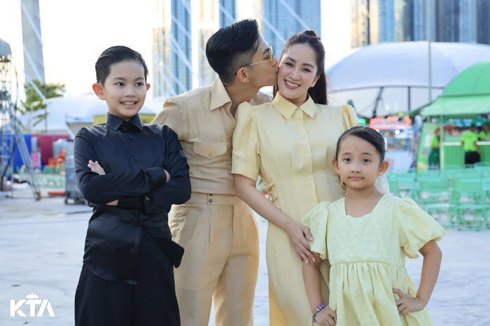 Phan Hiển thoải mái thể hiện tình cảm với vợ khi ở bên cạnh hai con lớn. Ảnh: FBNV