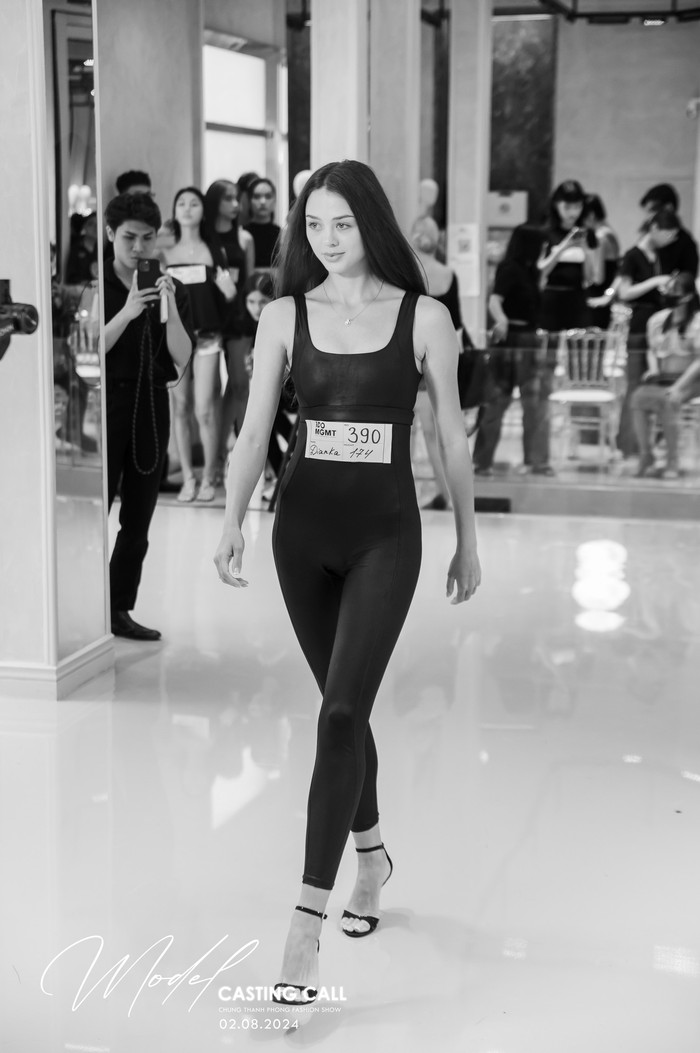 Vợ Bùi Tiến Dũng để mặt mộc đi casting người mẫu. 