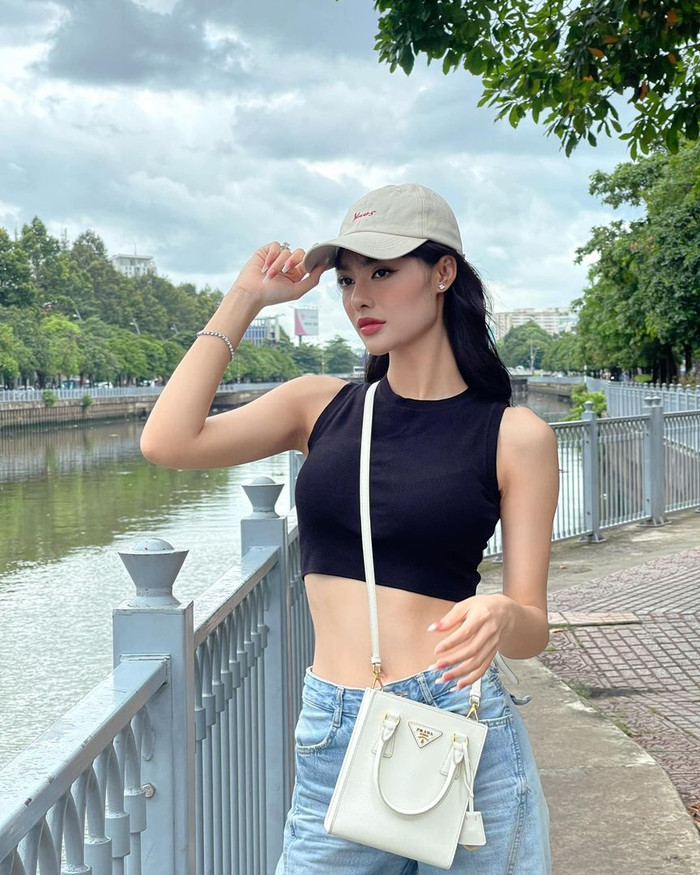 Thi thoảng, Á hậu Kiều Loan còn kết hợp áo croptop với quần jean dài thùng thình, toát lên tinh thần bụi bặm, đường phố. Về phụ kiện, nàng hậu phối cùng giỏ đeo chéo hình hộp chữ nhật và nón lưỡi trai.