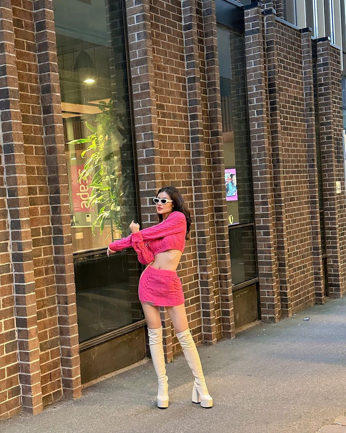 Á hậu Kiều Loan theo đuổi phong cách Y2K khi mỗi lần xuống phố. Cô diện áo croptop cùng chân váy ngắn đồng màu vừa giúp khoe trọn vòng eo nhỏ xíu lẫn đôi chân dài nuột nà. Để thêm phần ấn tượng, Á hậu Kiều Loan phối cùng phụ kiện kính mắt và giày boot cao trên đầu gối.