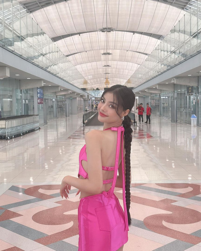 Set đồ hai mảnh gồm áo croptop và chân váy ngắn là lựa chọn hoàn hảo của Á hậu Kiều Loan trong những lần dạo chơi phố xá. Cô còn kết hợp kiểu tết tóc dài đuôi để tăng thêm phần năng động, cá tính.