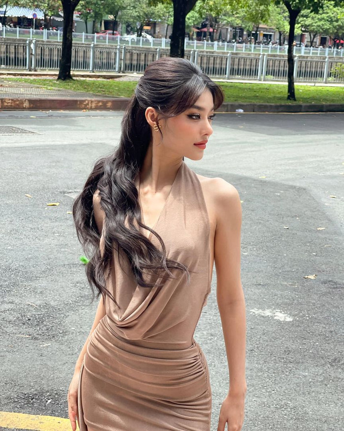 Váy ôm sát body, khoét sâu phần ngực cũng được Á hậu Kiều Loan liên tục sử dụng trong những sự kiện đặc biệt.