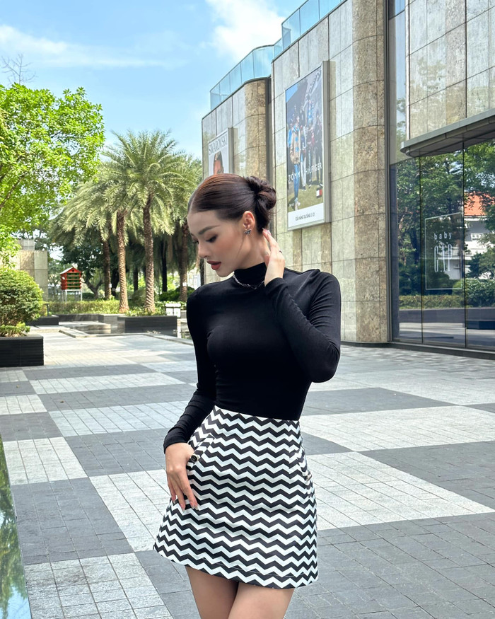 Á hậu Kiều Loan hoá thân thành quý cô thành thị khi kết hợp giữa chân váy chữ A cùng chiếc áo thun ôm sát tôn lên vòng một đẫy đà. Để tăng thêm phần quyến rũ, nàng hậu chọn phong cách trang điểm đậm cùng việc búi cao gọn mái tóc.&nbsp;