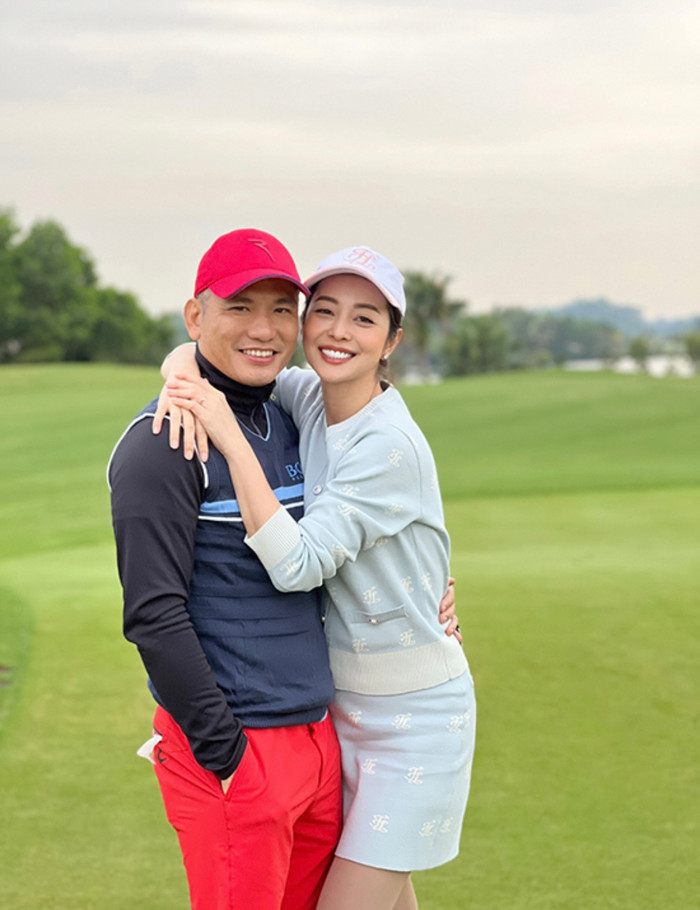 Jennifer Phạm và ông xã trên gân golf.