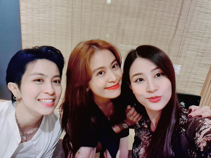 Cả 2 thường xuyên xuất hiện trong nhóm hội bạn chung.