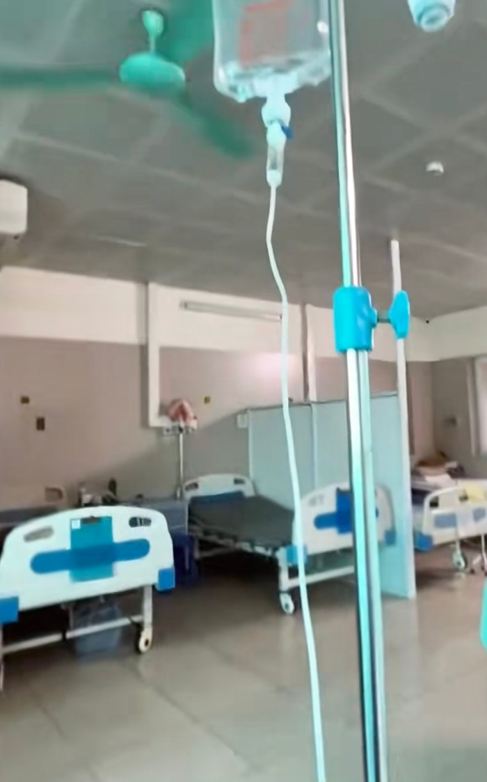 Được người yêu vào viện chăm sóc, chàng trai bất lực chả buồn nói với cảnh tượng trước mắt Ảnh 2