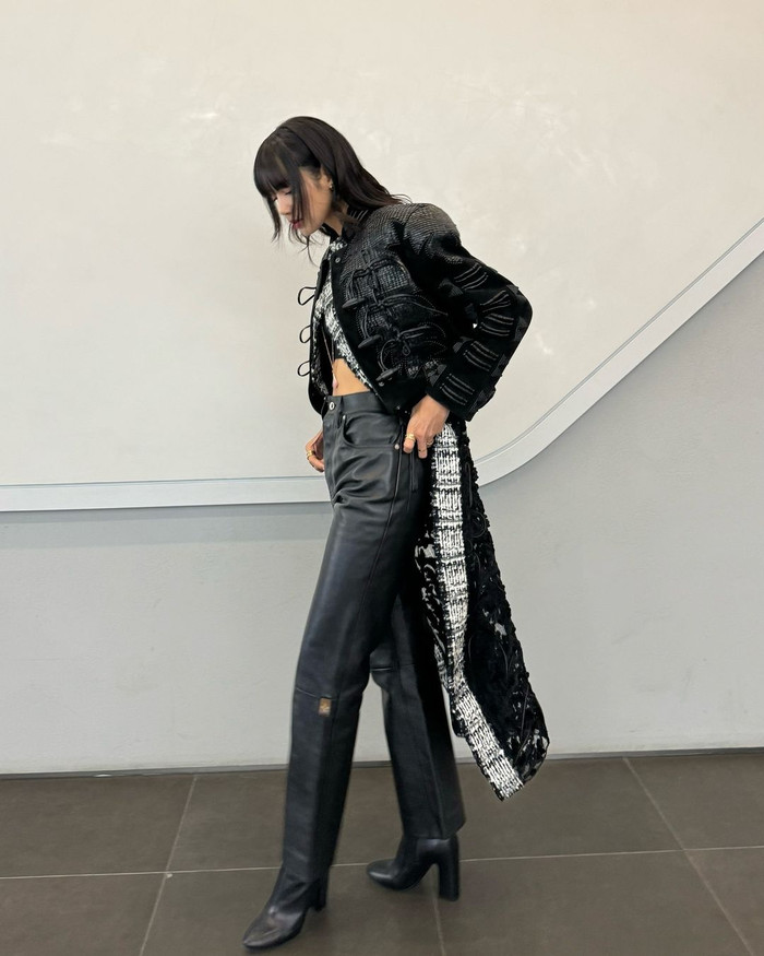 Nổi bật trên thảm hồng Born Pink chính là đôi boots cao cổ Donna Ankle có giá lên đến 45 triệu đồng. Bảng màu đen được kết thúc với đôi hoa tai sành điệu B.zero1 mà Lisa yêu thích. Được biết, thiết kế được sản xuất dưới tên thương hiệu Bulgari với giá thành lên đến 81,5 triệu đồng.