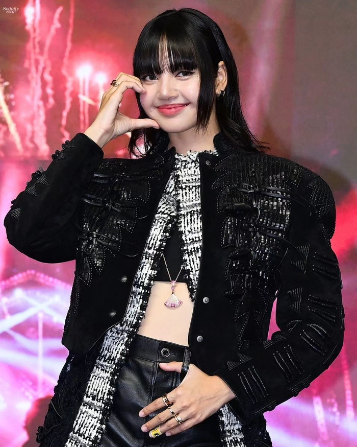 Sau màn nâng cấp danh phận thành công, Lisa nhận được nhiều đặc quyền từ nhà mốt Pháp. Đơn cử là trọn bộ outfits từ khoác dài, quần da đến cả chiếc croptop đầy sành điệu. Theo tìm hiểu, mẫu áo khoác đi viền dạ phong cách vừa được trình làng giới mộ điệu tại sàn diễn Cruise 2025. Bản phối LV Charm croptop và Leather slit pants được tung ra thị trường với giá khoảng 150 triệu đồng.