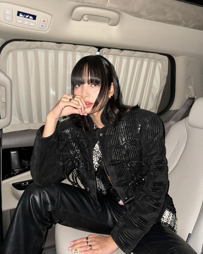 Xứng tầm thân phận đại sứ, Lisa được thương hiệu ưu ái dành tặng những mẫu mã đắt đỏ và dẫn đầu xu hướng. Trong tạo hình này, có thể thấy, người đẹp đã diện tổng cộng 7 chiếc nhẫn được đông đảo quý cô đặc biệt yêu thích trong thời gian gần đây. Phối hợp với bộ 6 dòng sản phẩm B.zero 1 (gần 616 triệu đồng), cô chọn mẫu nhẫn có hình ảnh biểu tượng Serpenti Viper phủ tông vàng (56 triệu đồng).  