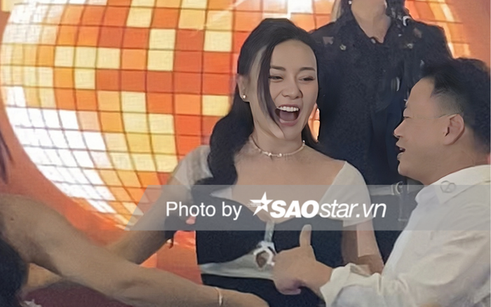 Phương Oanh lộ rõ tâm trạng vui vẻ, hân hoan