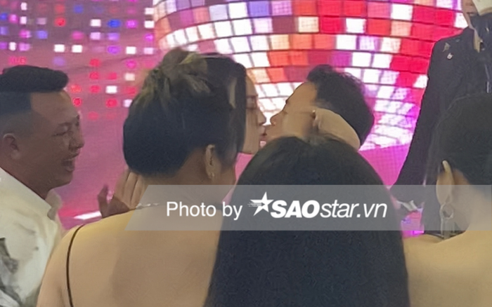 Trong phút ngẫu hứng khi thưởng thức các màn biểu diễn đặc sắc ở trên sân khấu, Phương Oanh và Shark Bình đã 'khoá môi' trước sự chứng kiến của những người bạn thân thiết