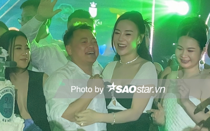 Phương Oanh thoải mái ôm ấp, thể hiện những hành động tinh tứ với Shark Bình