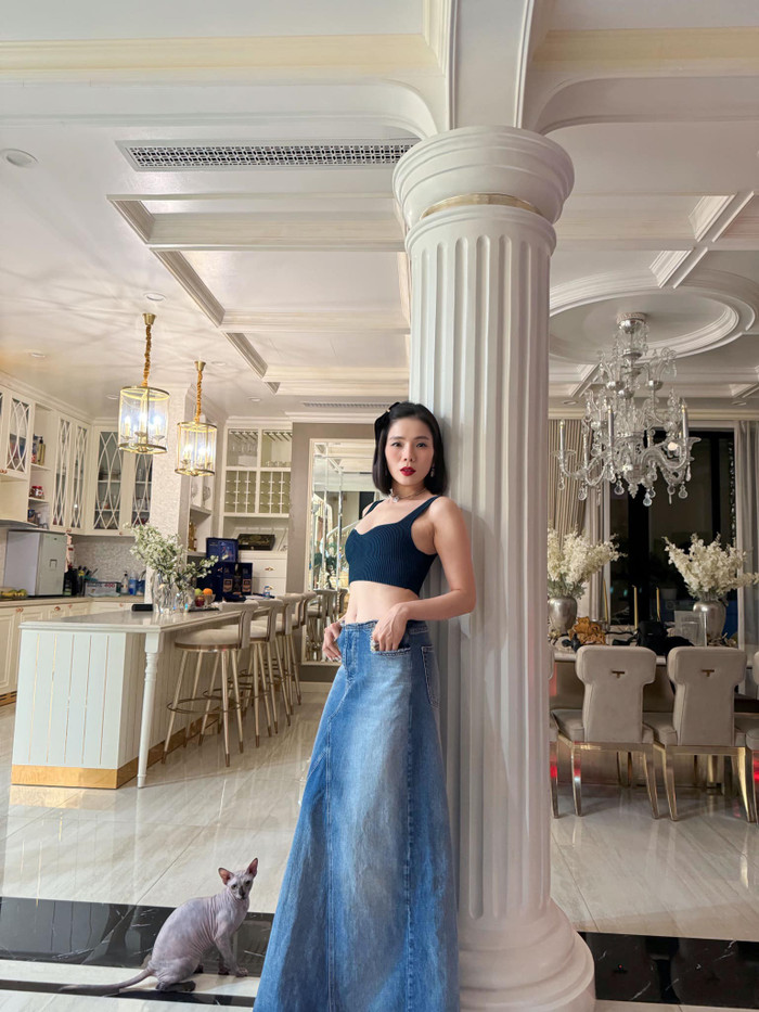 Lệ Quyên lên đồ với out fit hack dáng.