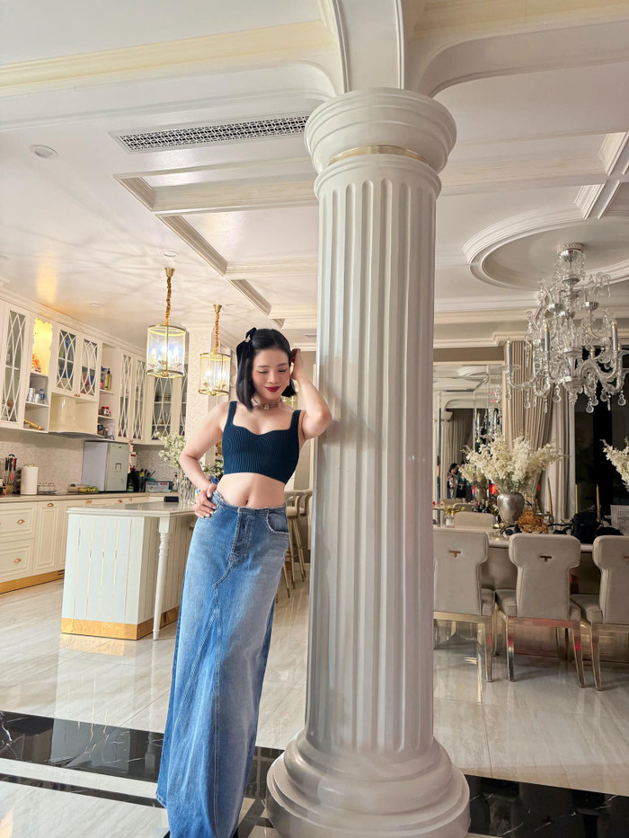 Người đẹp khéo léo khoe vòng 2 thon gọn.