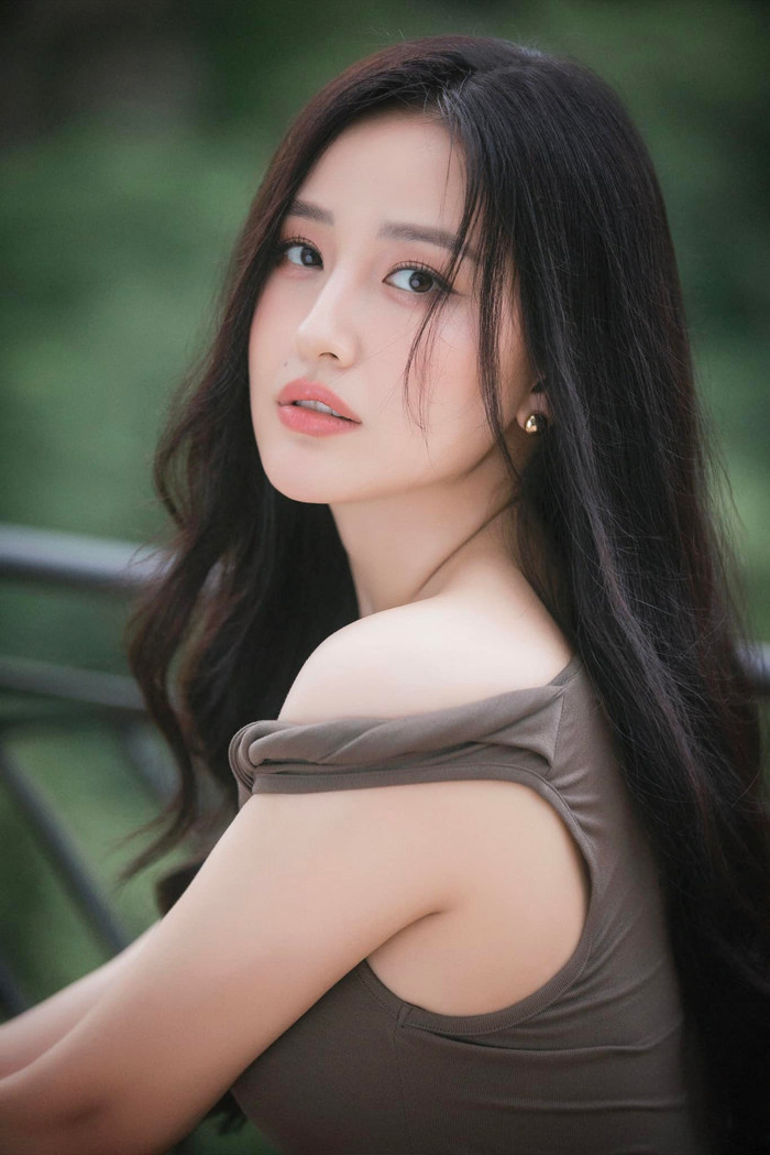 Mai Phương Thuý thay đổi bản thân theo hình tượng chững chạc.