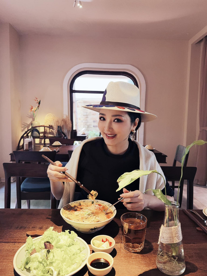 Hiện tại, nàng hậu dành nhiều thời gian du lịch, tận hưởng cuộc sống.