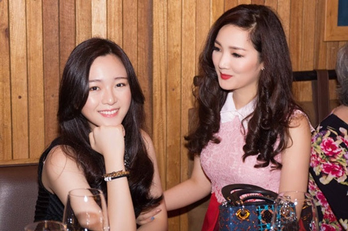 Hoa hậu Giáng My và con gái.