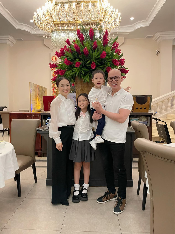 Hôn nhân hạnh phúc của Phan Đinh Tùng bên vợ đẹp. 