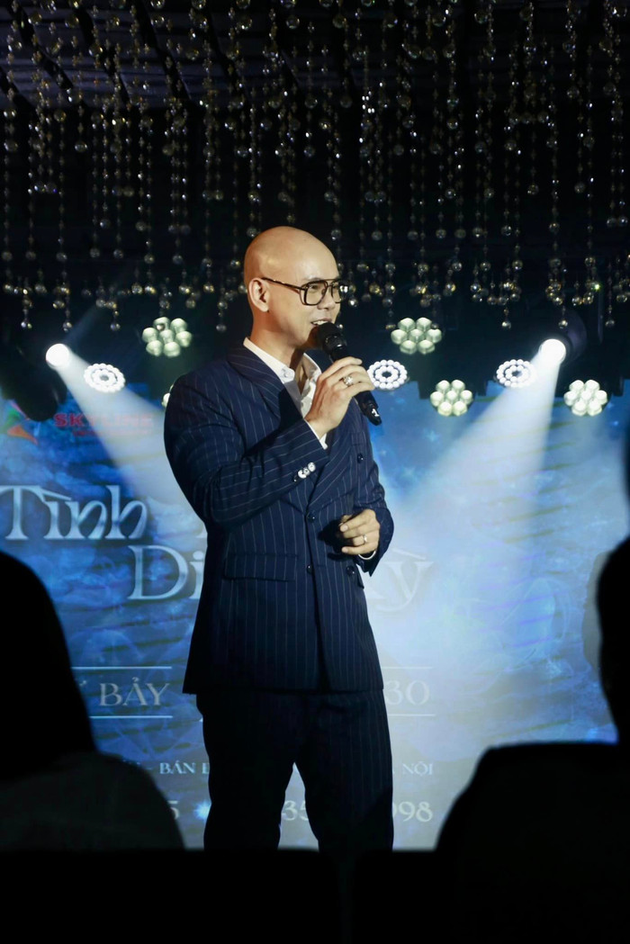 Hiện, nam ca sĩ vẫn thường xuyên đi hát và được nhiều khán giả yêu thích. 