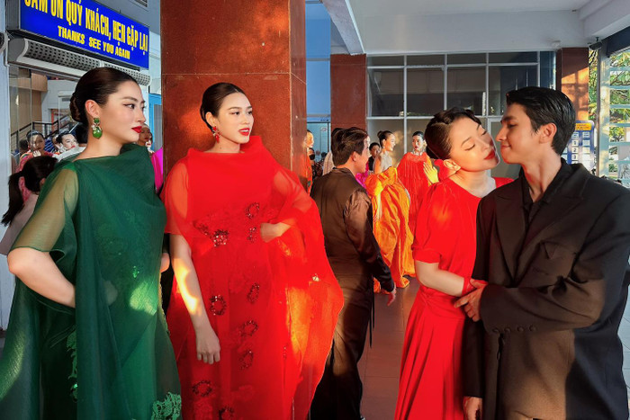 Đỗ Thị Hà - Lương Thùy Linh 'đơ người' khi thấy Phương Nga - Bình An âu yếm.