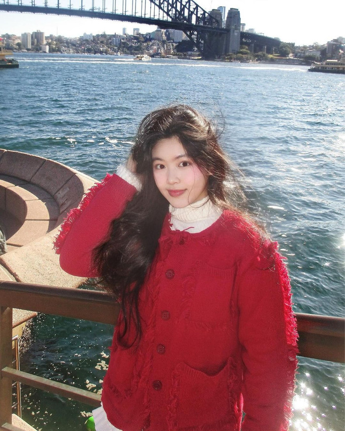 Con gái Quyền Linh chăm đăng các loạt ảnh xinh xắn tại trời Tây. Ảnh IGNV