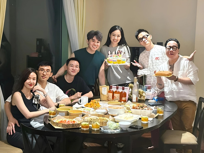 Mai Phương Thúy để mặt mộc, ăn diện đơn giản trong tiệc sinh nhật.