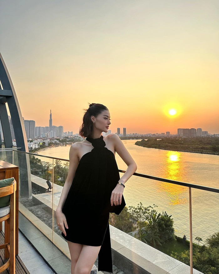 Á hậu Kiều Loan mê mẩn với việc diện những trang phục tông màu tối. Ảnh IGNV