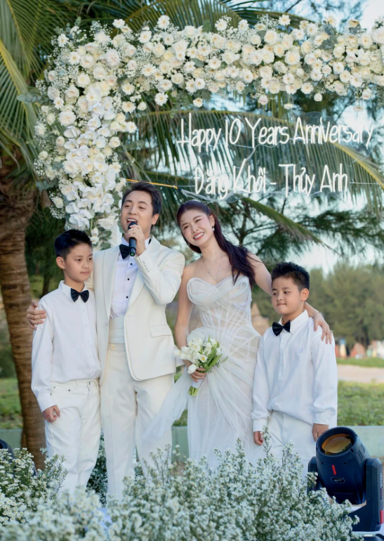 Tổ ấm viên mãn của Đăng Khôi - Thuỷ Anh bên cạnh 2 quý tử. 