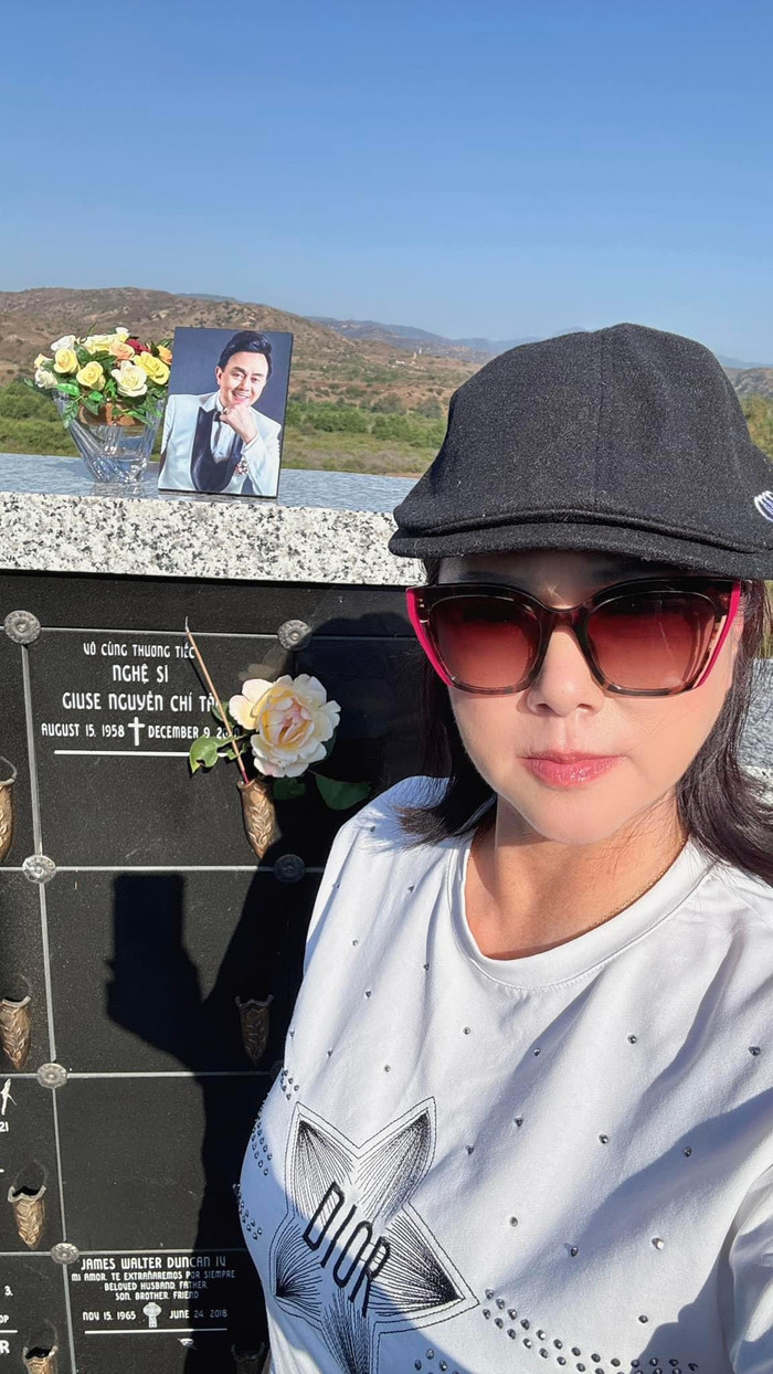 Ca sĩ Phương Loan đến thăm mộ chồng mỗi cuối tuần.