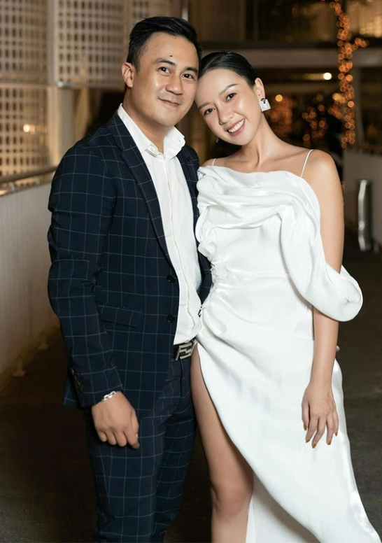 Băng Di và Justin Chiêm đã có khoảng 8 năm bên nhau. Cả hai thường xuyên xuất hiện, đồng hành cùng nhau trong nhiều sự kiện. 