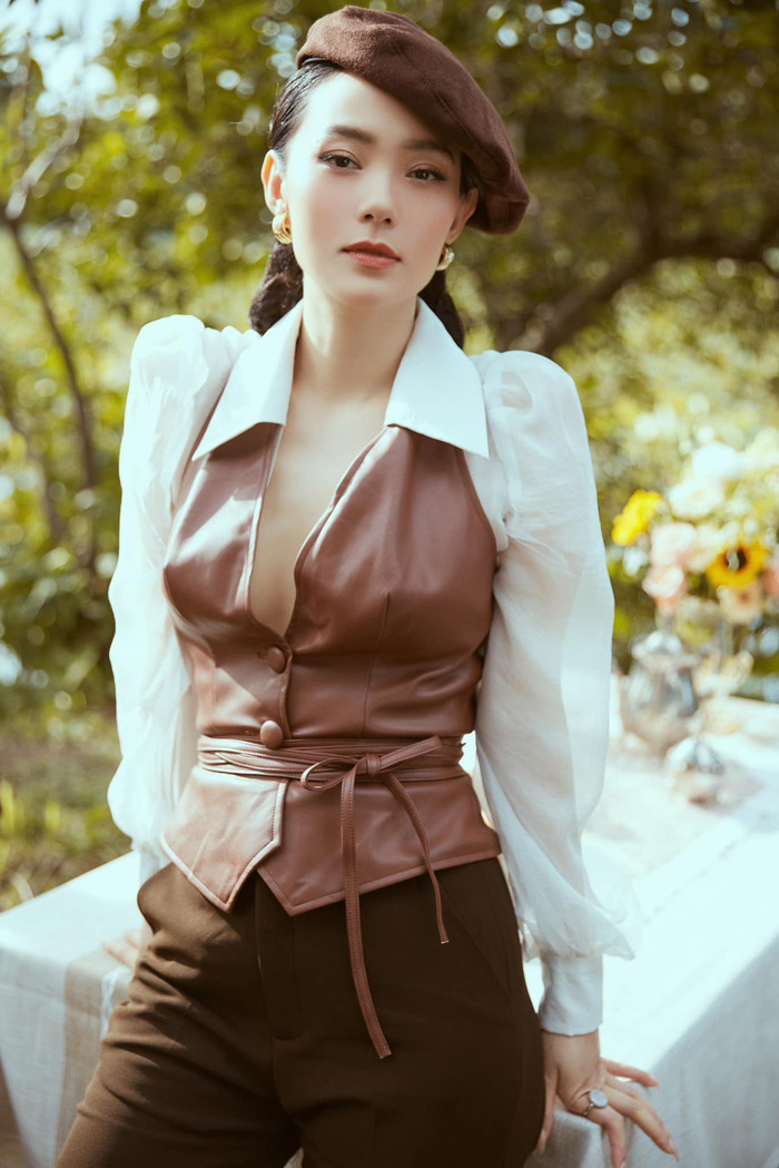 Bộ phim điện ảnh gần đây của Minh Hằng là Chị Chị Em Em 2, kết hợp với Ngọc Trinh.