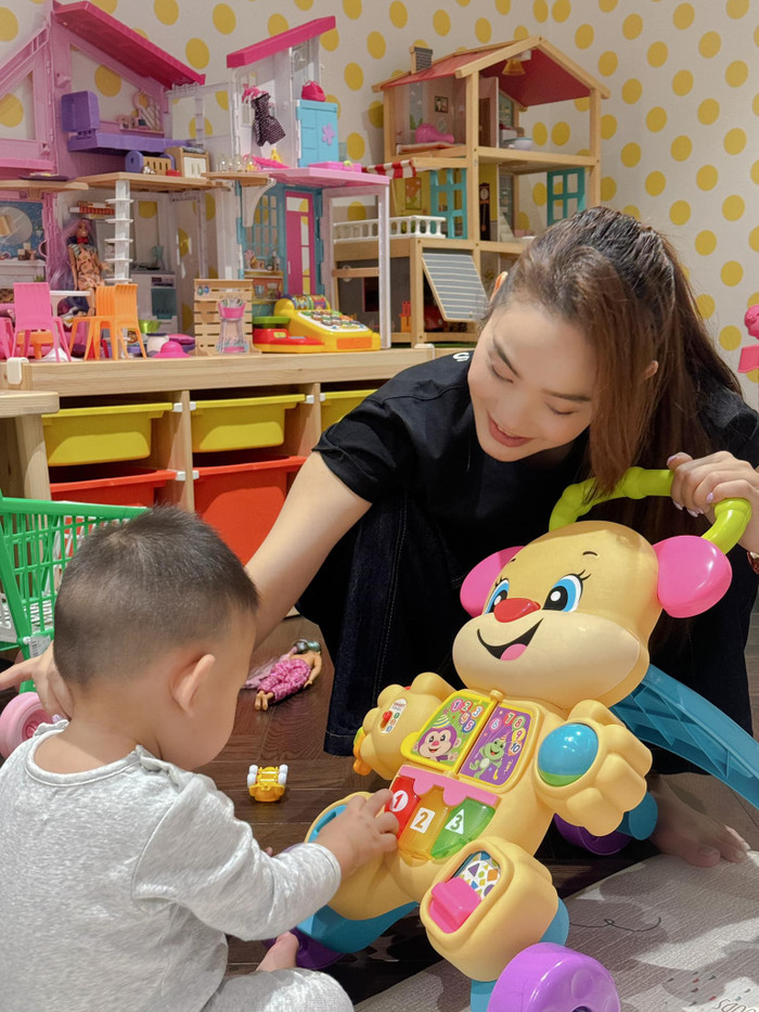 Khoảnh khắc hạnh phúc của Minh Hằng và quý tử đầu lòng.