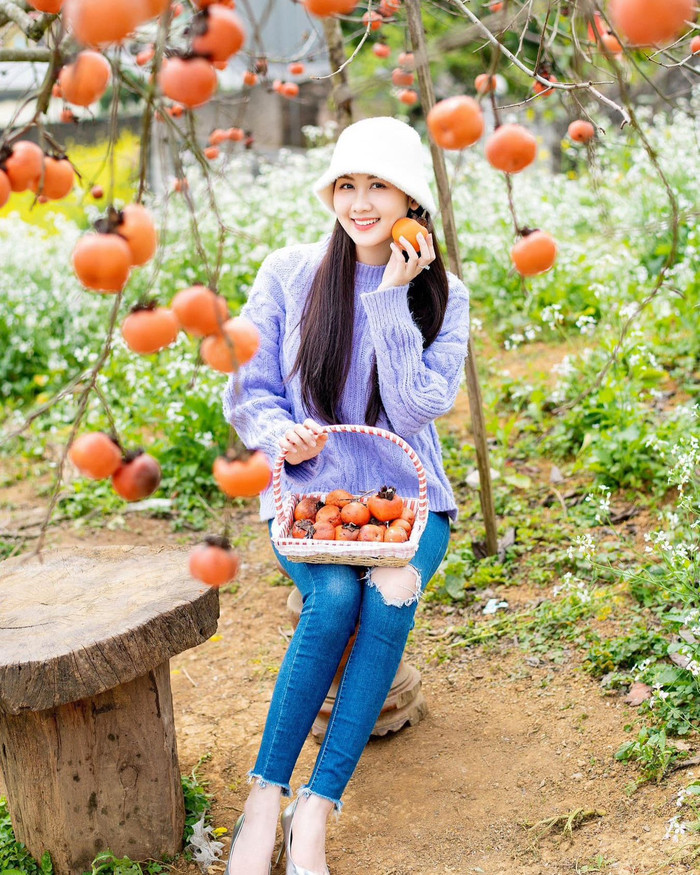 Hoa hậu Quế Anh được nhận xét có cá tính và phong cách dịu dàng, đằm thắm. Cô hiếm khi khoe hình thể trên trang cá nhân.&nbsp;