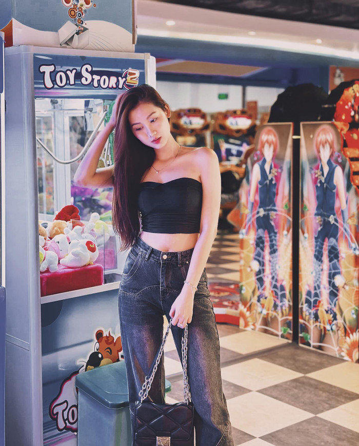 Những mẫu đồ hở của Quế Anh thường là đầm hai dây hoặc áo quây cúp ngực&nbsp;