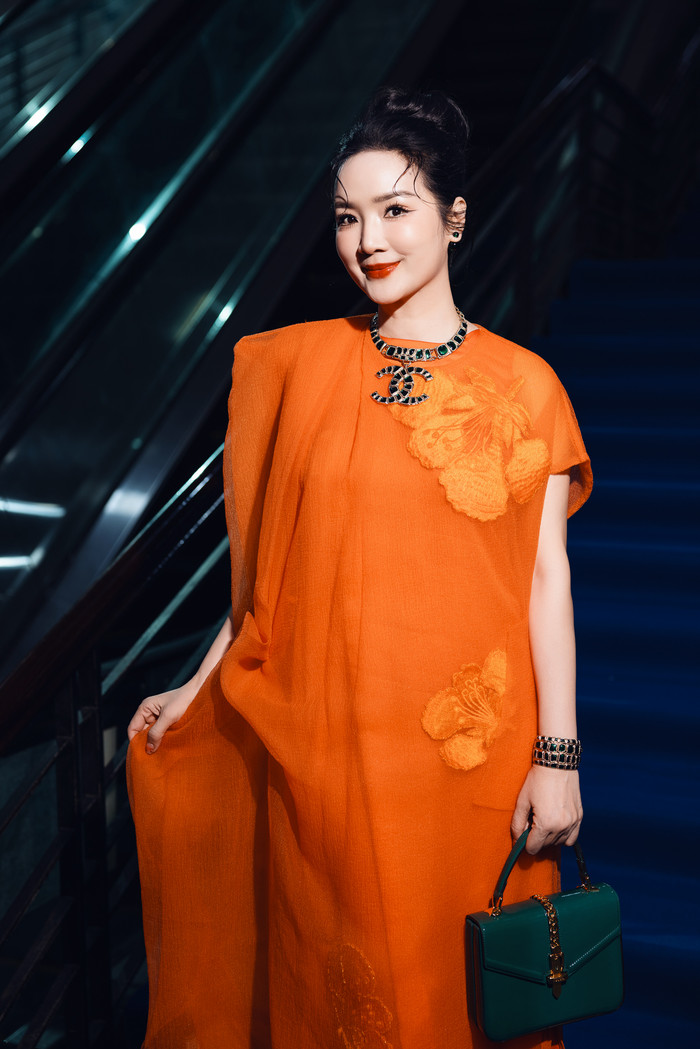 Mới đây, show diễn Thanh Xuân - Forever Young Cruise 2024 của hai nhà thiết kế Vũ Ngọc & Son được diễn ra tại Ga Sài Gòn thu hút gần 100 nghệ sĩ, mỹ nhân Việt tham dự. Một trong những ngôi sao thân thiết với bộ đôi nhà thiết kế là Hoa hậu Giáng My. 