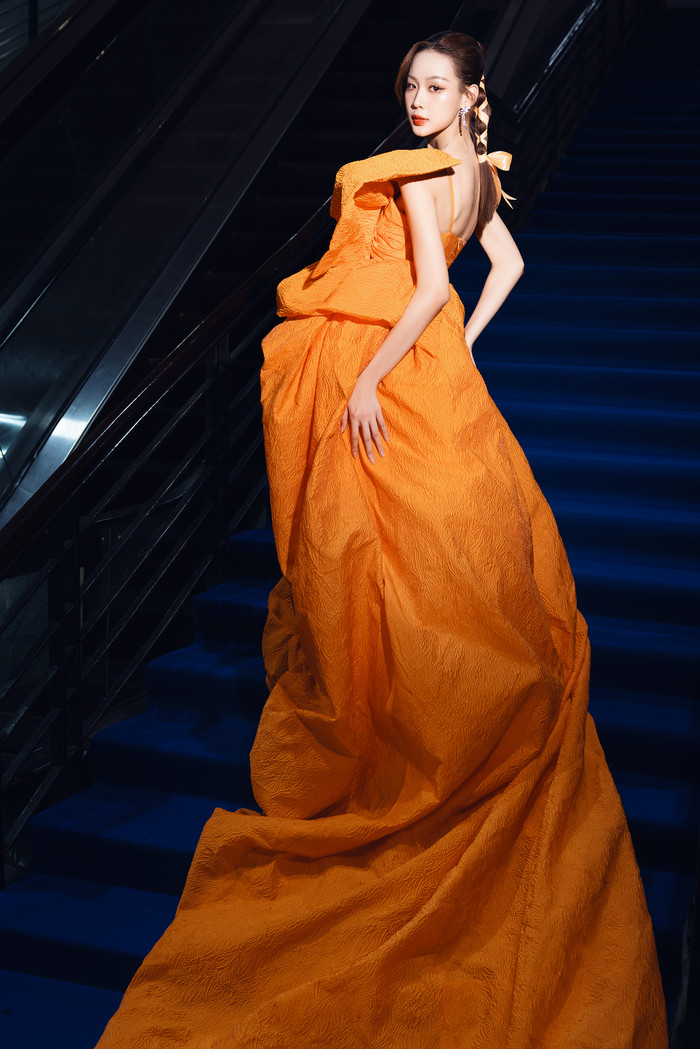 Hoa hậu Bảo Ngọc là mỹ nhân có trang phục bồng bềnh nhất khi tham dự show diễn. 